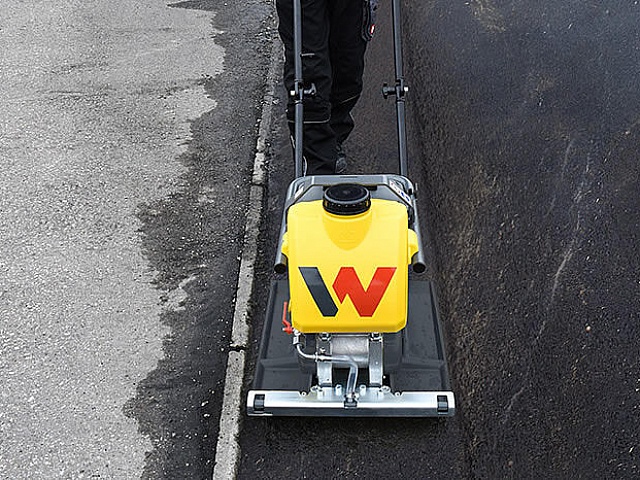 Аккумуляторная виброплита Wacker Neuson